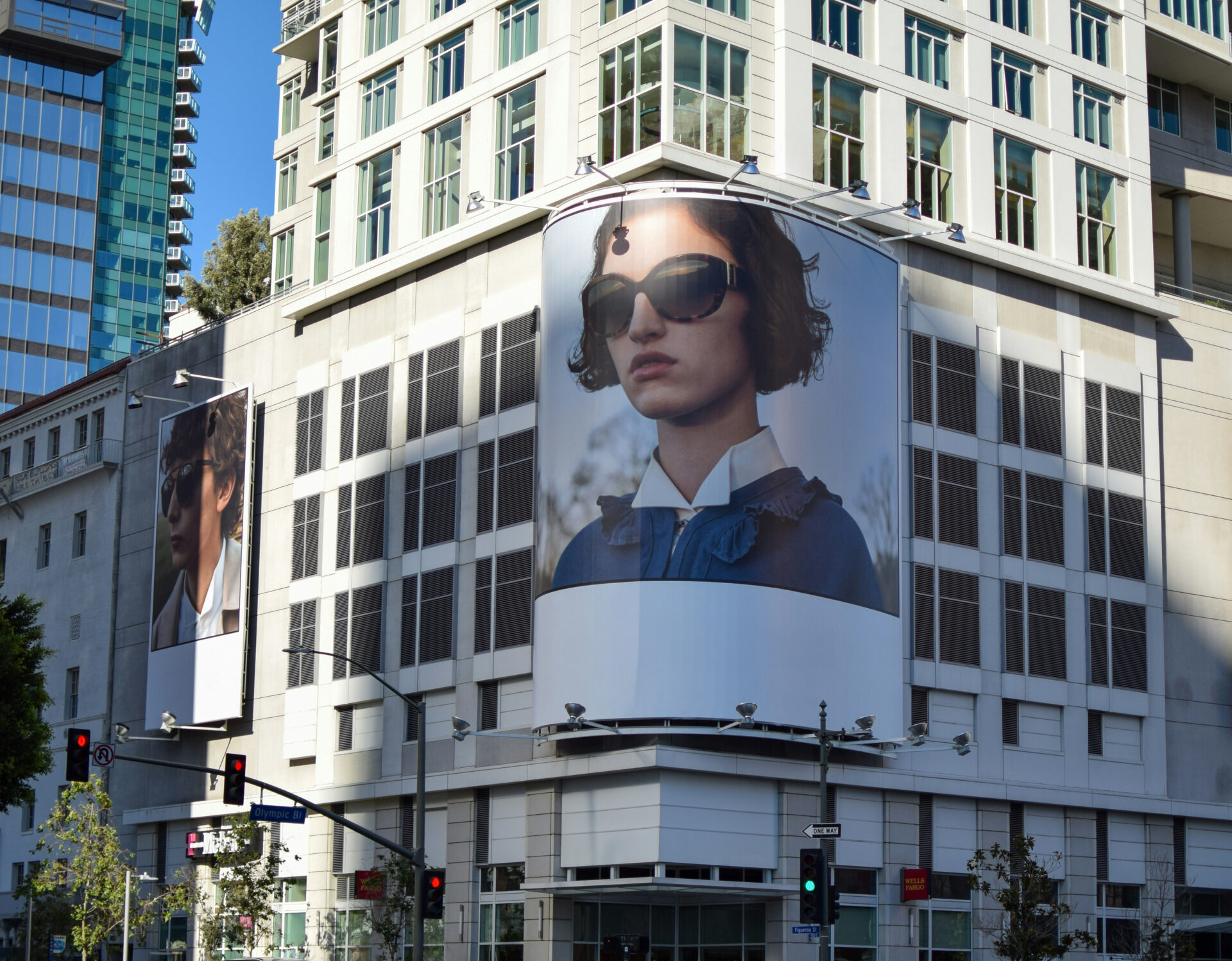 Dowiedz się, czym są pola eksploatacji w prawie autorskim i dlaczego ich precyzyjne określenie w umowach jest kluczowe dla przenoszenia praw.