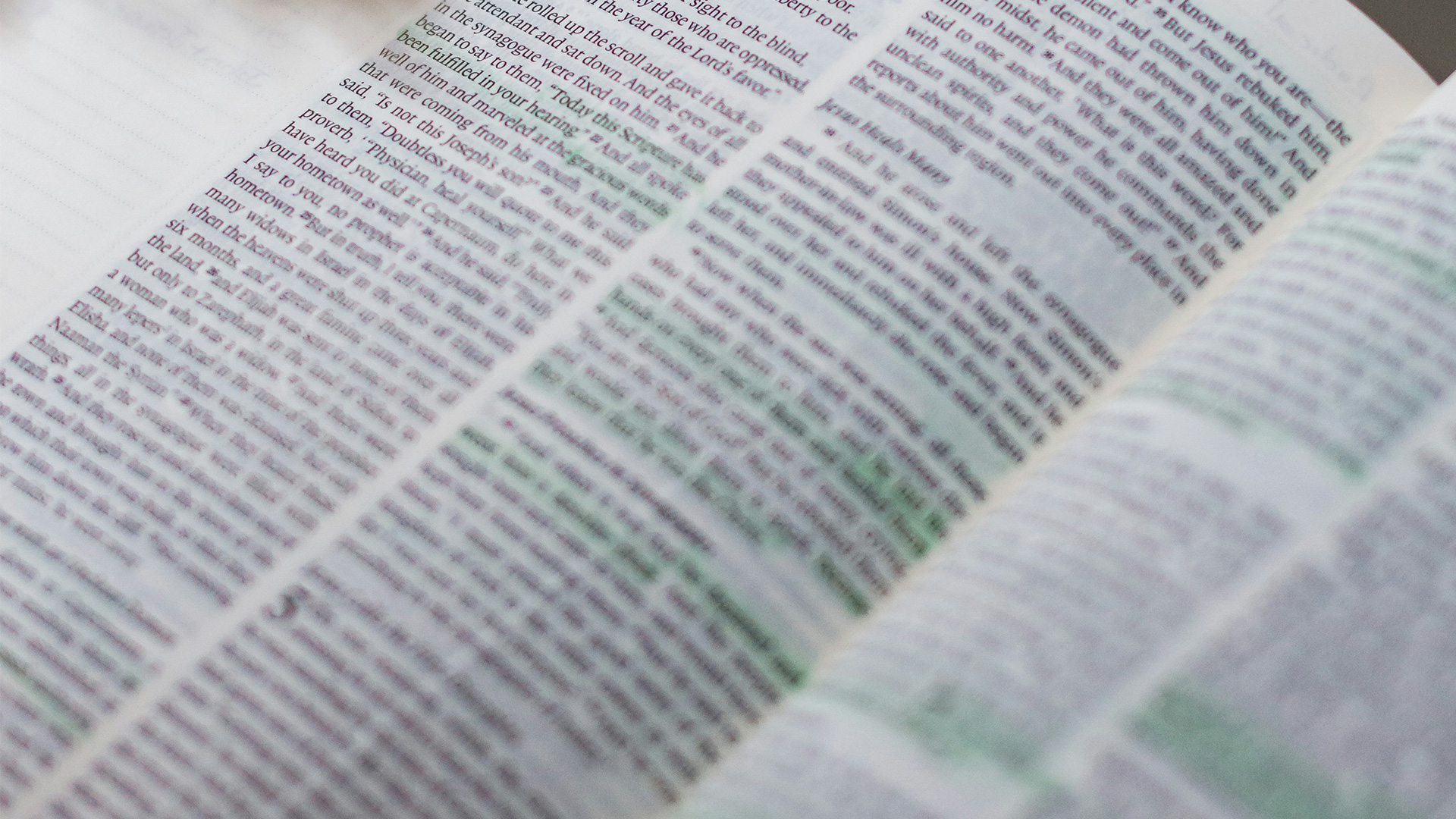 Dowiedz się, jak legalnie wykorzystywać prawo cytatu i cytować dzieła, by rozwijać swoje treści i unikać naruszeń praw twórców.