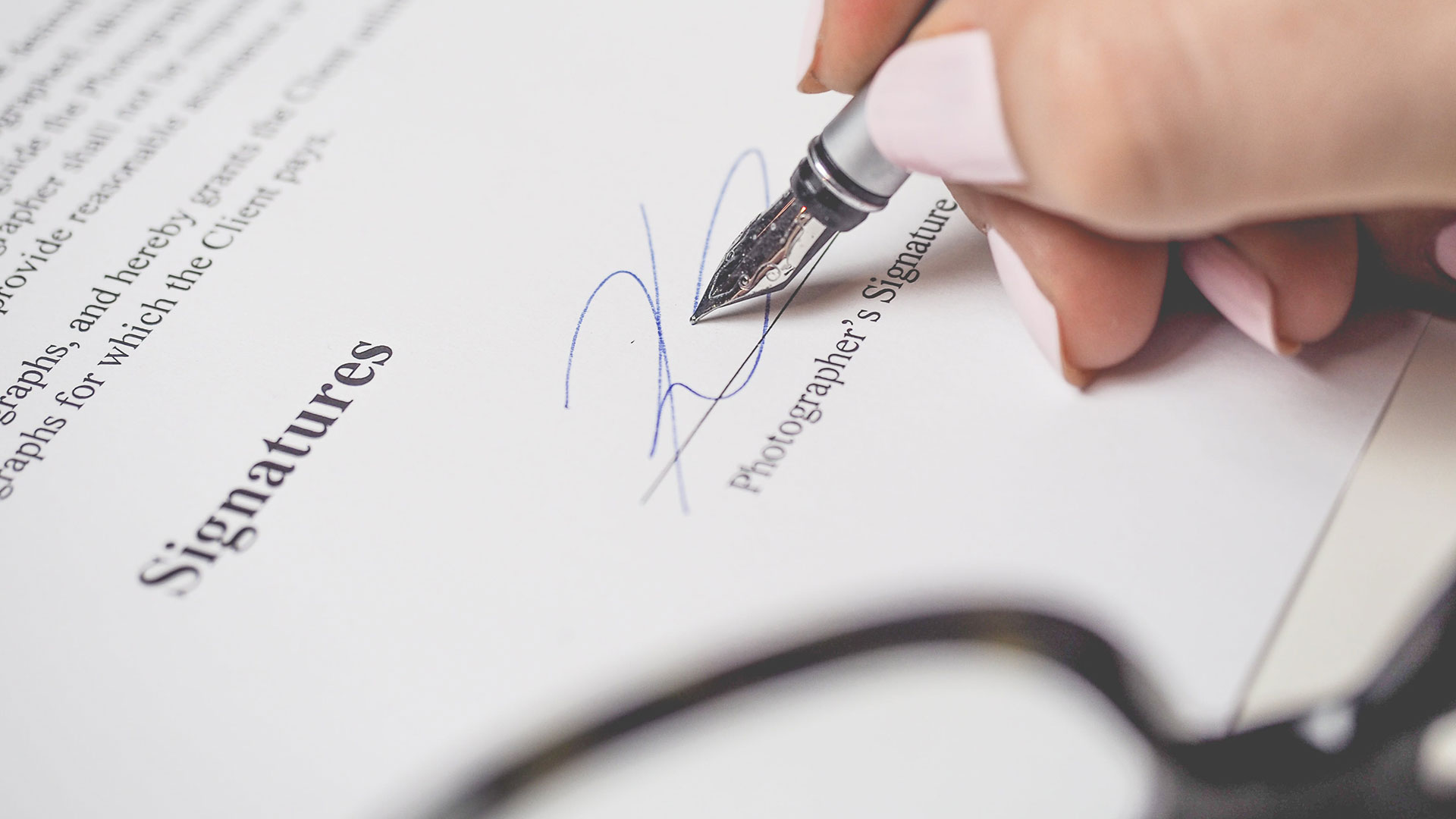 Dowiedz się, jak powinna brzmieć umowa fotografa z agencją, aby przenieść prawa autorskie i uniknąć nieporozumień co do korzystania z utworów.